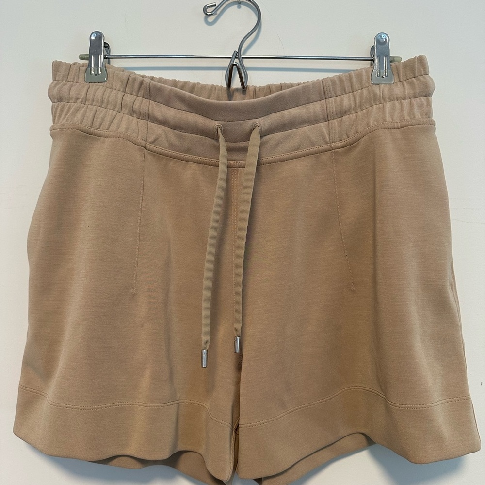 Lululemon Soft Ambitions Softstreme Shorts 4” Trench Size 10